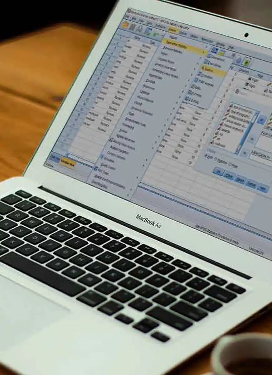 Büro mit Computer auf dem SPSS läuft