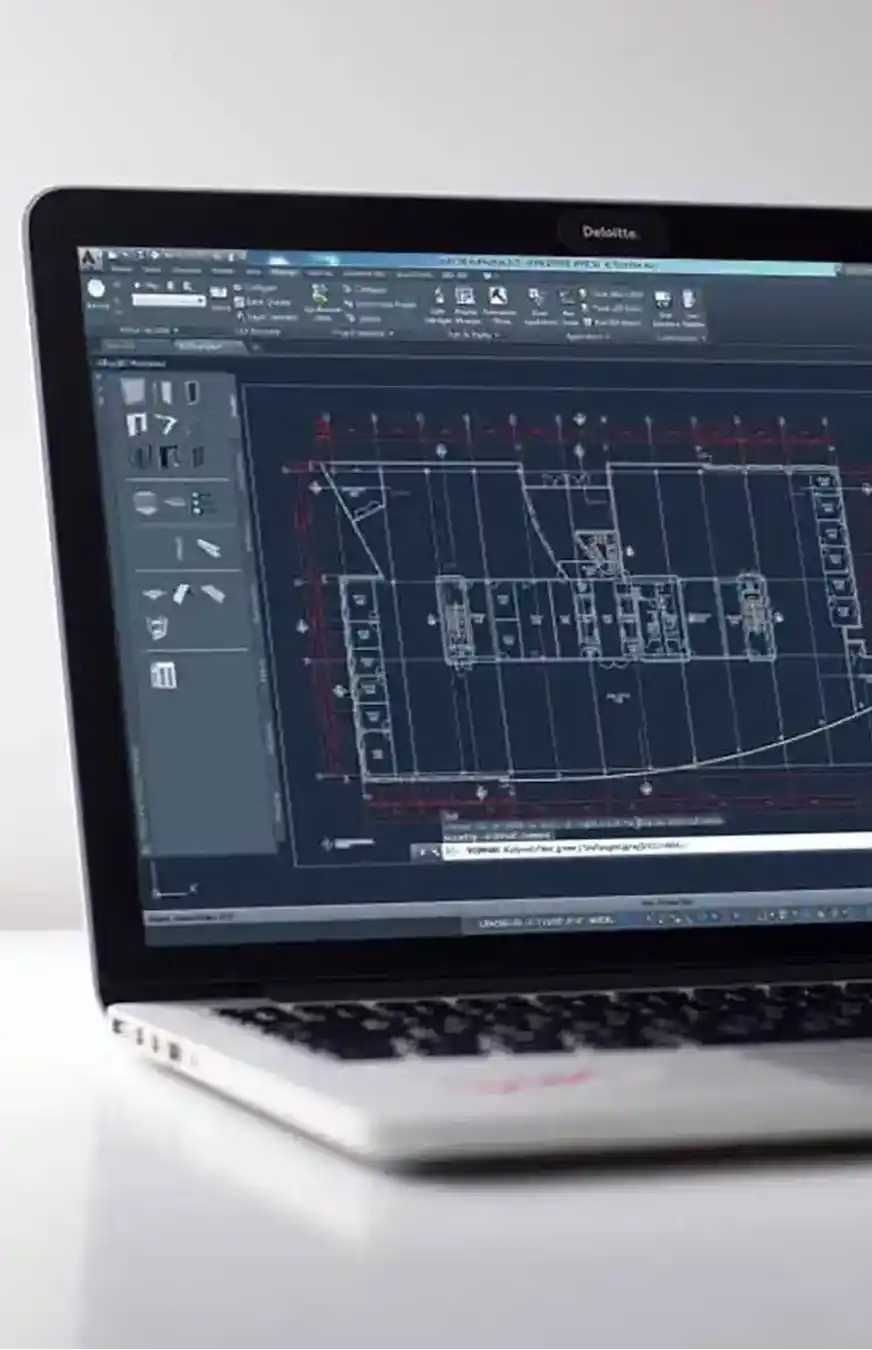 Büro mit Computer auf dem AutoCAD Architecture läuft