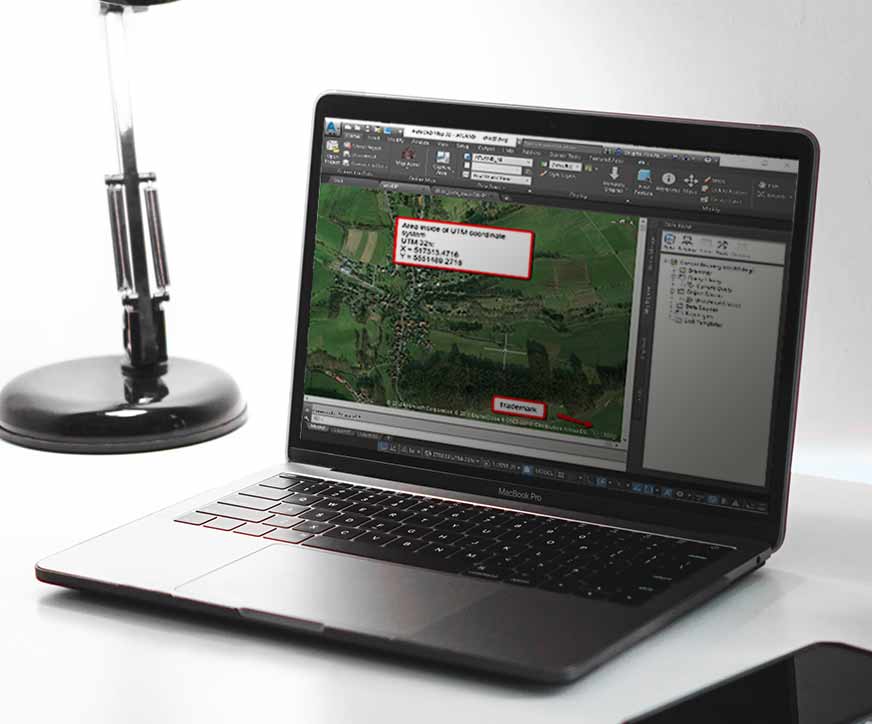 Büro mit Computer auf dem AutoCAD MAP 3D Toolset läuft