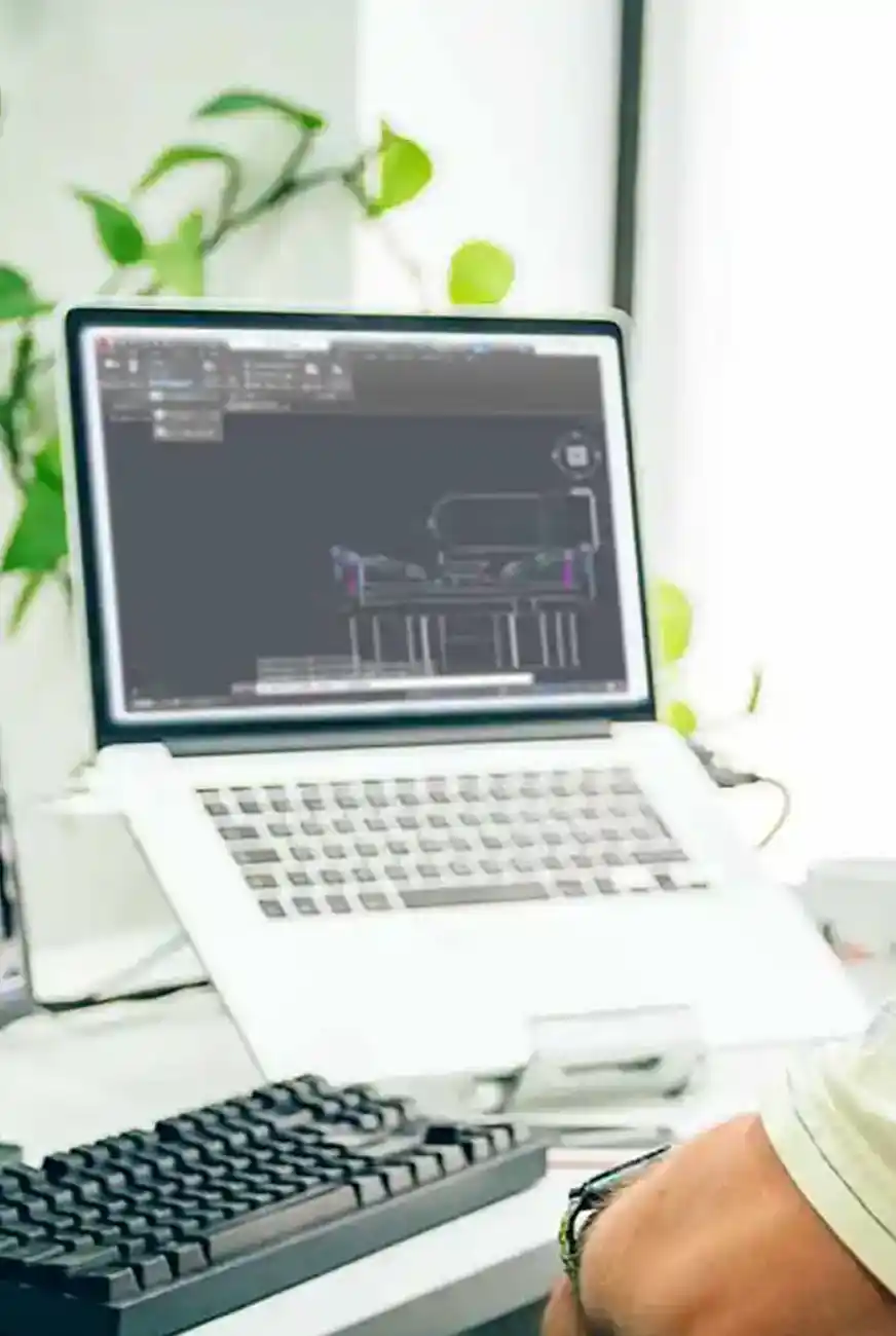 Mann vor Computer arbeitet mit AutoCAD Mechanical