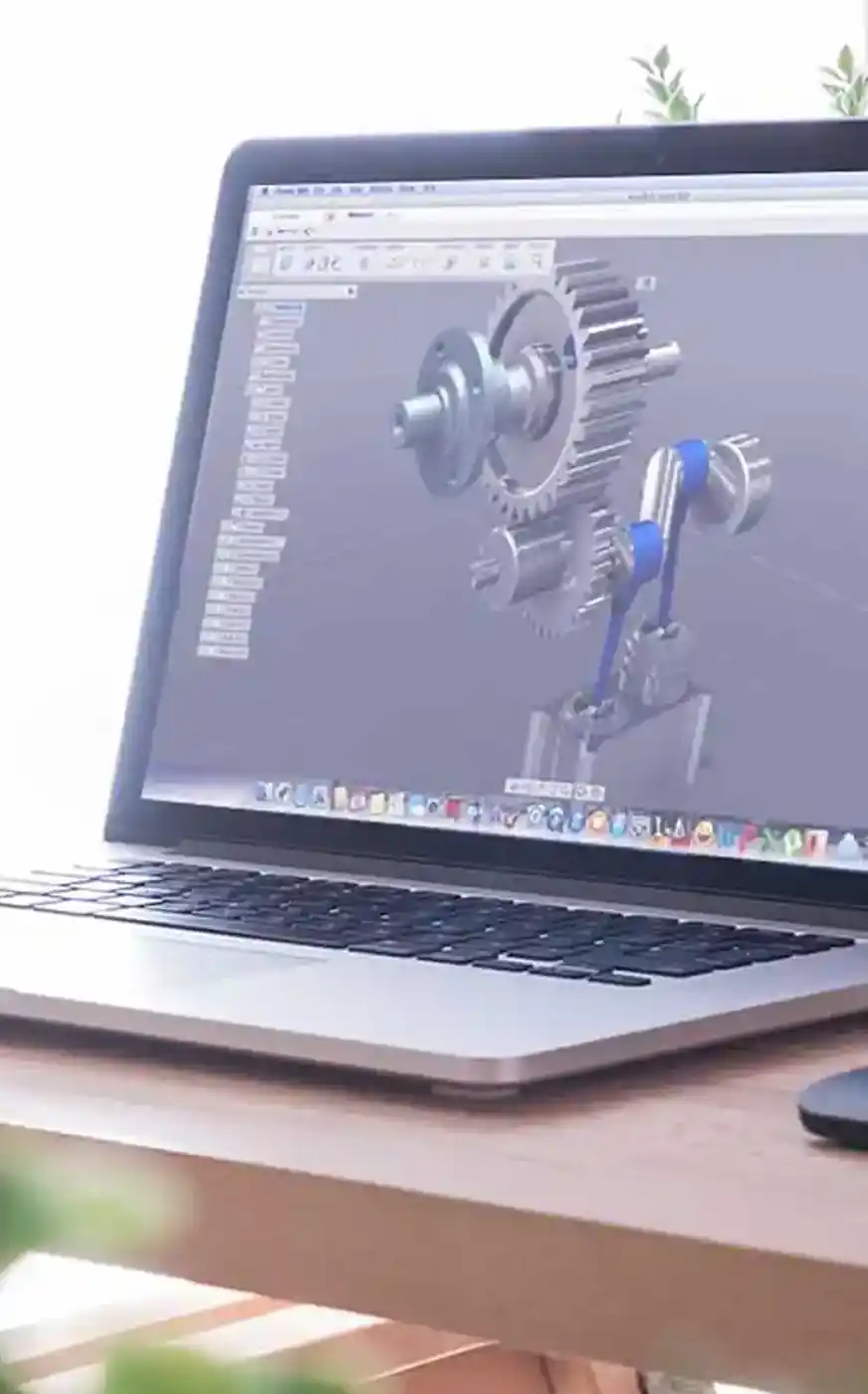 Büro mit Computer auf dem Fusion 360 läuft