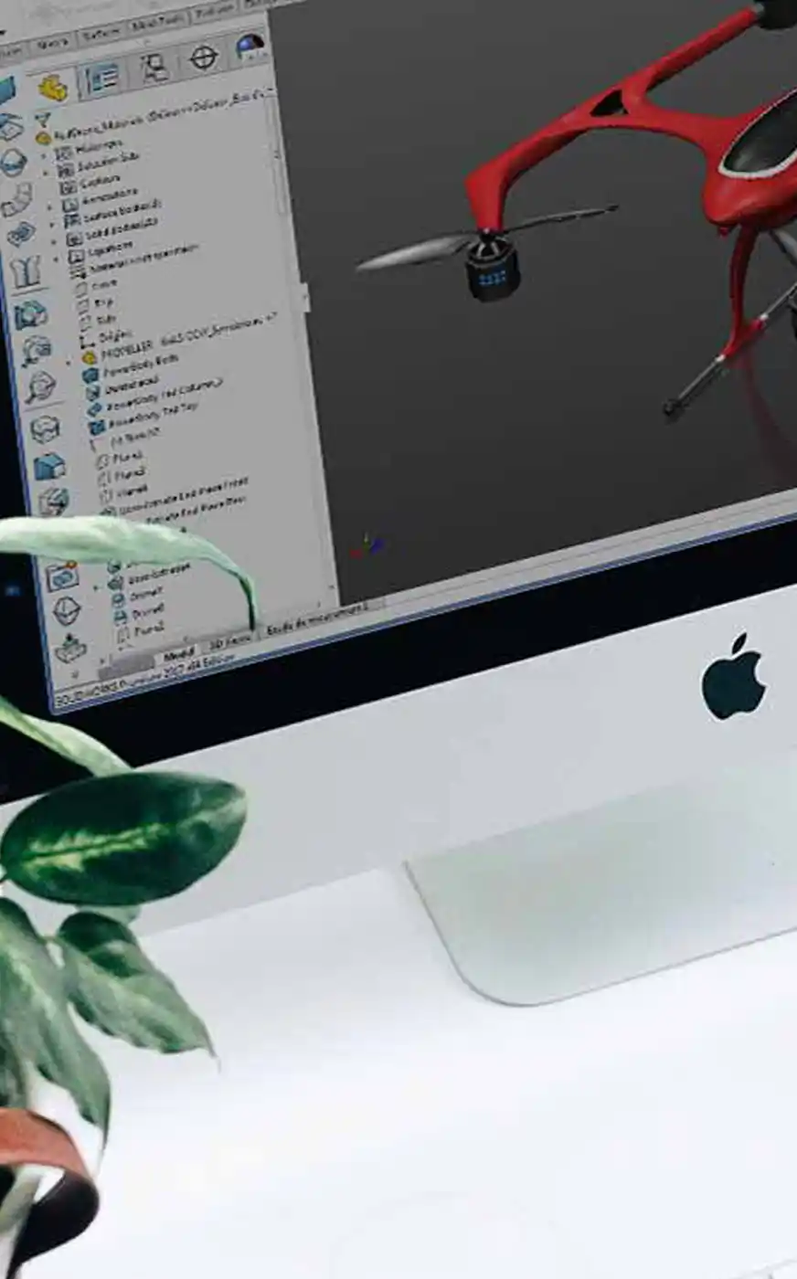 Büro mit Computer auf dem SOLIDWORKS läuft